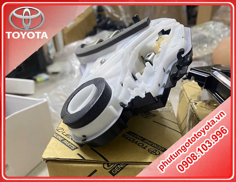 Khóa ngậm cửa Toyota Cross