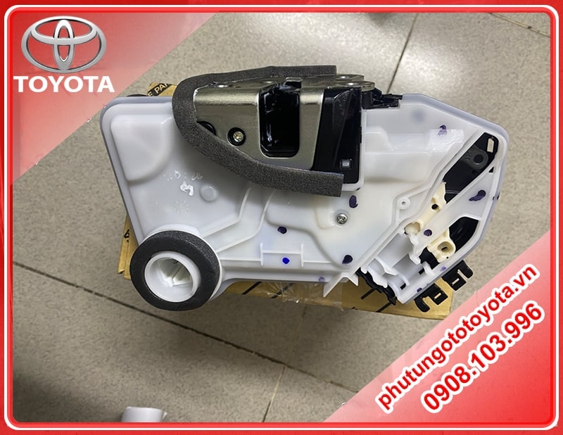 Khóa ngậm cửa sau trái Toyota Cross